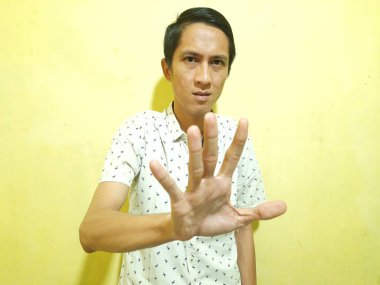 Gözlüklü Asyalı erkek.