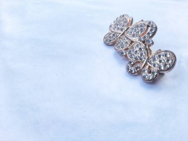 Beyaz arka planda güzel mücevherler.