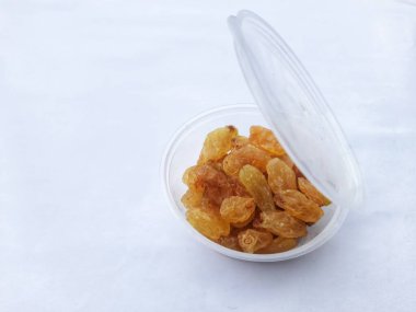 beyaz zemin üzerine kuru üzüm