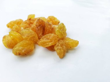 Beyaz arka planda kurumuş kayısılar.