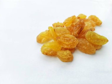 Beyaz arkaplanda kurumuş kayısılar