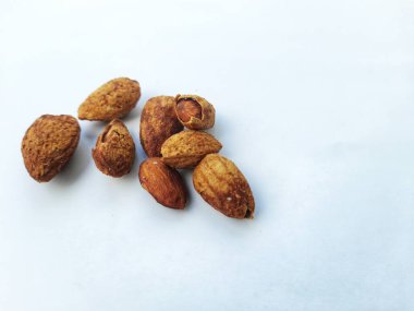 Beyaz arka planda cevizler