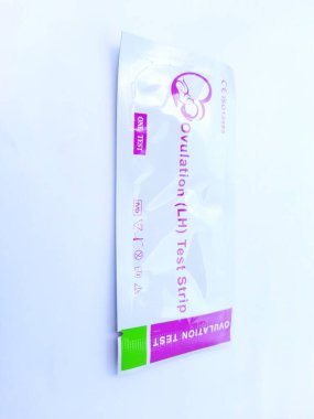 Serang, Banten, Endonezya - 14 Ocak 2025: Beyaz arkaplanlı kırmızı renkli kağıdın yakın çekimi