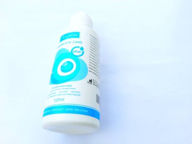 Serang, Banten, Endonezya - 14 Ocak 2025: Beyaz arkaplanlı kırmızı renkli kağıdın yakın çekimi