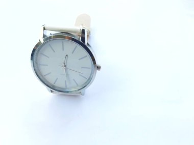 Beyaz arkaplanda izole edilmiş gümüş alarm saati