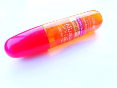 Serang, Banten, Endonezya - 14 Ocak 2025: Beyaz arkaplanlı kırmızı renkli kağıdın yakın çekimi