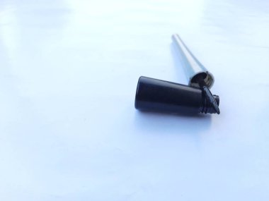 Beyaz arka planda siyah sigara