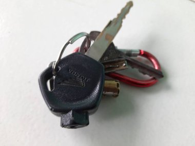 Ahşap arka planda araba olan anahtarlar.