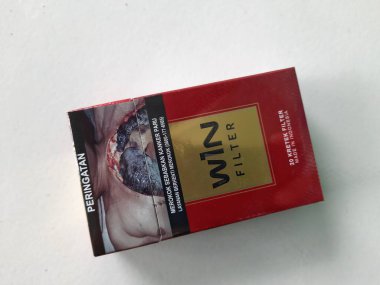 Serang, Banten, Endonezya - 14 Ocak 2025: Beyaz arkaplanlı kırmızı renkli kağıdın yakın çekimi