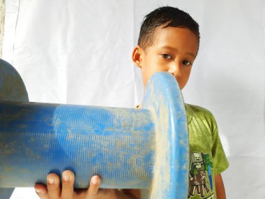 Oyun bahçesinde oynayan mavi gözlü çocuk, Tayland, Güneydoğu Asya