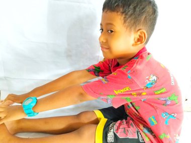 Asyalı çocuk oyuncakla oynuyor.