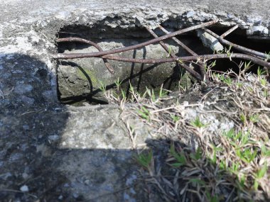 Büyük bir delikte beton duvar.