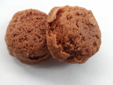 Beyaz arkaplanda çikolata parçalı kurabiyeler