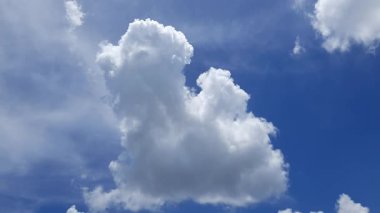 bulutlar gökyüzü arka plan üzerinde