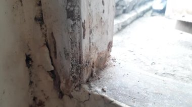 Beyaz arkaplan ile kirli eski pencere