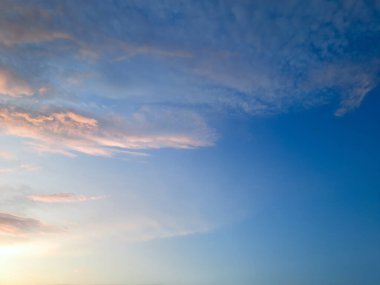 Bulutlu güzel gökyüzü, doğa arka planı