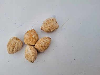 Beyaz arka planda beyaz bir tabakta cevizler, yakın plan -