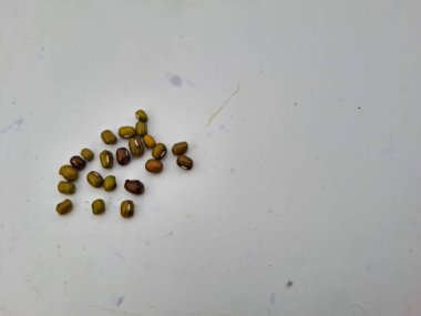 Beyaz arkaplanda küçük yeşil tohumlar