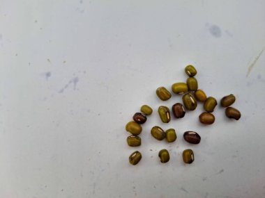 Beyaz arkaplanda yeşil fasulye.