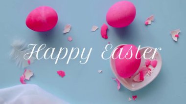 Pembe çiçekli ve tüylü paskalya yumurtaları