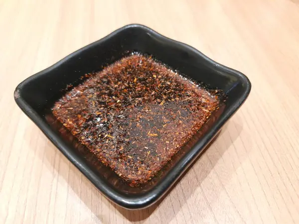 Kore yemeği baharatlı sos, bulgur.