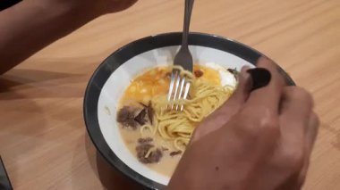 Bir dilim pizza alarak erkek elini kapat.
