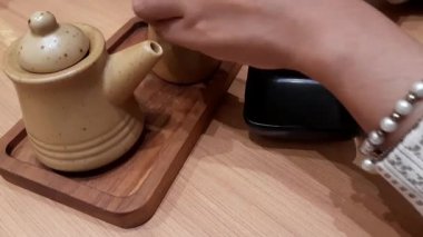 Bir fincan kahve ve kaşık.