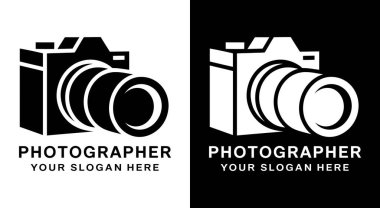Ürün fotoğrafçıları, ecommerce markaları ve profesyonel görüntüleme üzerine odaklanmış görsel içerik yaratıcıları için hazırlanmış bir kamera ve kutu simgesi içeren koyu siyah logo