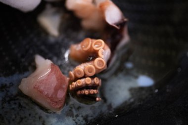 Ahtapot dokunaçlarının inanılmaz parlak ve güzel kısmı spiral şeklinde bükülmüş ve dikkatleri üzerine çekiyor. Ben zaten denemek istiyorum. Taze ve donmuş deniz ürünleri yağda kızartılıyor.