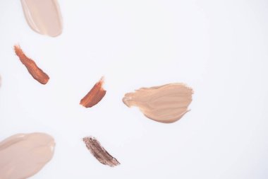 Mocha Mousse, doku ve derinliği vurgulayan kahverengi tonlu boya lekeleri. Bu resim editoryal içerik, kozmetik markalaşma ve moda arama kitapları için uygundur.