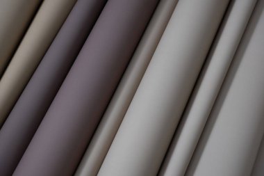 Yumuşak nötr tonlarda katlanmış kağıt çarşaflar. Bej, moka mus ve sessiz mor da dahil. Farklı renkler ve pürüzsüz doku şık bir kompozisyon oluşturur. Kullanım için ideal