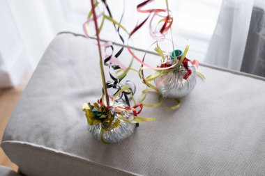 Tek bir dekoratif balon ağırlığı ve parlak mor bir kaplama yumuşak bir mindere oturur. Ağırlık, kutlamalar sırasında helyum balonlarını yerinde tutmak için tasarlandı. Parti dekorasyonu, etkinlik düzenlemeleri ya da bir kişi için görsel şenlik hazırlamak için mükemmel.