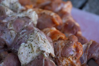 Izgara ya da barbekü için hazırlanmış, görünür otlar ve baharatlarla marine edilmiş et şişleri. Yemek blogları, yemek endüstrisi, yemek tarifleri ve yaz aşçılığı kavramları için uygundur..