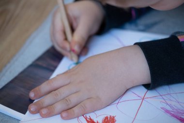 Üzerinde renkli manyetik harflerle yazılmış akıllı çocuklar ve tebeşirle çizilmiş bir kalp yazan bir siyah okul tahtası. Kahverengi, turuncu ve kırmızı harfler. 