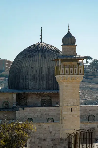 El Aksa Camii ya da Qibli Şapeli, Kudüs 'ün eski Kudüs kentindeki El Aksa Camii' nin ana cemaat camii ya da namaz salonu..