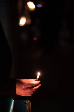 İsrail 'de düzenlenen sekiz günlük Işık Festivali sırasında bir adamın elinde mum tutarken ve Hanuka menorasını yakmadan önce duaları okurken.. 