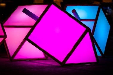 Yahudi bayramı Hanuka 'da oynanan bir oyunda kullanılan dreidel şeklindeki büyük, renkli ışıklar Kudüs' te bir kaldırım süsledi.. 