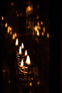 İsrail 'deki Işık Festivali sırasında Kudüs' te yanan yağ ışıklarıyla bir Hanuka menorasının altın parıltısı..