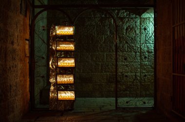 İsrail 'deki Işık Festivali' nin kutlaması sırasında küçük şişelerde balmumu yakmak yerine geleneksel olarak yağın yakıldığı Kudüs 'teki bir evin dışında yanan Hanuka mumlarının alevleri.. 