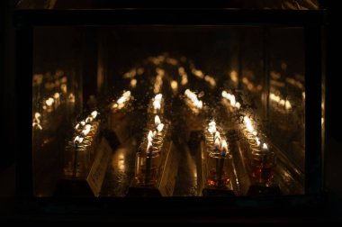 Hanuka menoraları, Işık Festivali 'ni kutlamak için mum yerine küçük cam şişelerde yağ yakmanın geleneksel olduğu Kudüs, İsrail' deki bir evin dışındaki koruyucu camdan evlerde parlıyor.. 