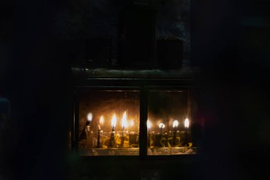 İsrail 'deki Işık Festivali sırasında küçük şişelerde balmumu yakmak yerine geleneksel olarak yağın yakıldığı Kudüs' teki bir evin önünde yanan Hanuka mumlarının alevleri.. 