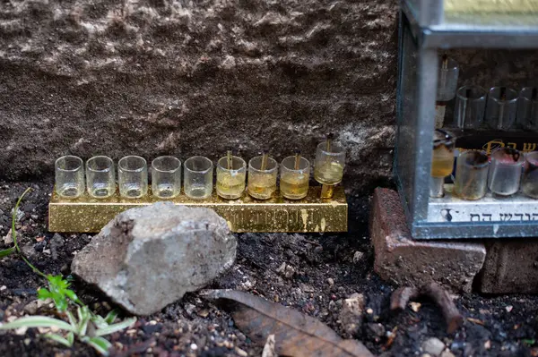 İsrail 'deki Işık Festivali' nin kutlaması sırasında küçük şişelerde balmumu yakmak yerine geleneksel olarak yağın yakıldığı Kudüs 'teki bir evin dışında yanan Hanuka mumlarının alevleri.. 