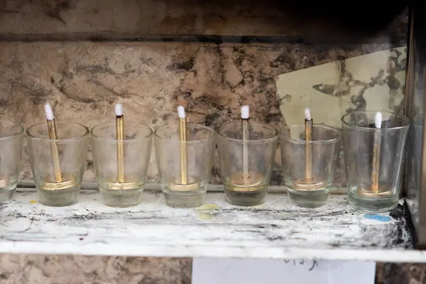 İsrail 'deki Işık Festivali' nde içi yağ dolu cam şişelerle aydınlanmaya hazır bir Hanuka menorası..