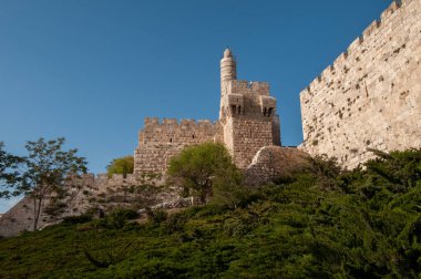 Şehir simgesi, David Kalesi 'nin taş kulesi ve Kudüs' ün çevresindeki duvarlar ve yeşillikler.. 
