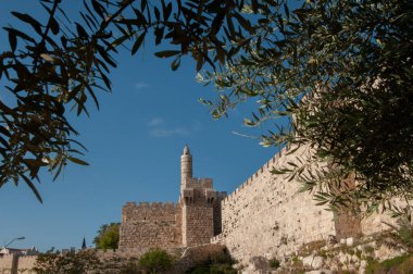 Şehir simgesi, David Kalesi 'nin taş kulesi ve Kudüs' ün çevresindeki duvarlar ve yeşillikler.. 