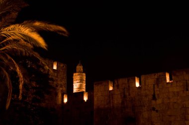 Gece manzarası, Davut 'un taş kalesi ve ortaçağ Kudüs' ünün duvarları ve kuleleri..