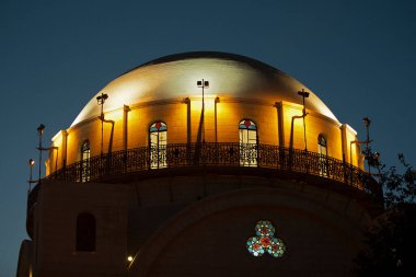 Hurva Sinagogu 'nun alacakaranlıktaki dış görünüşü ve Kudüs' teki Yahudi Mahallesi 'nde yeniden inşa edilen büyük beyaz kubbesi..  