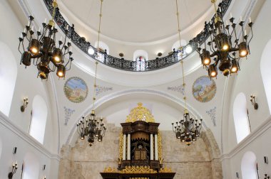 Eski Kudüs şehrinin Yahudi Mahallesi 'ndeki Hurva Sinagogu' nun boyanmış tapınağı ve dekoratif sandığının iç manzarası.. 