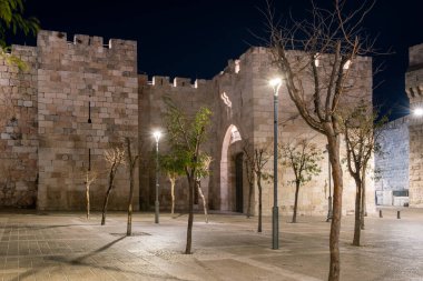 Kudüs 'ün eski şehrine açılan Jaffa Kapısı' nın alacakaranlık manzarası.. 