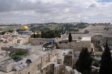Kudüs 'ü, El Aksa Camii' ni ve Tapınak Dağı 'ndaki Kaya Tapınağı' nın Altın Kubbesi 'ni görüyoruz.. 